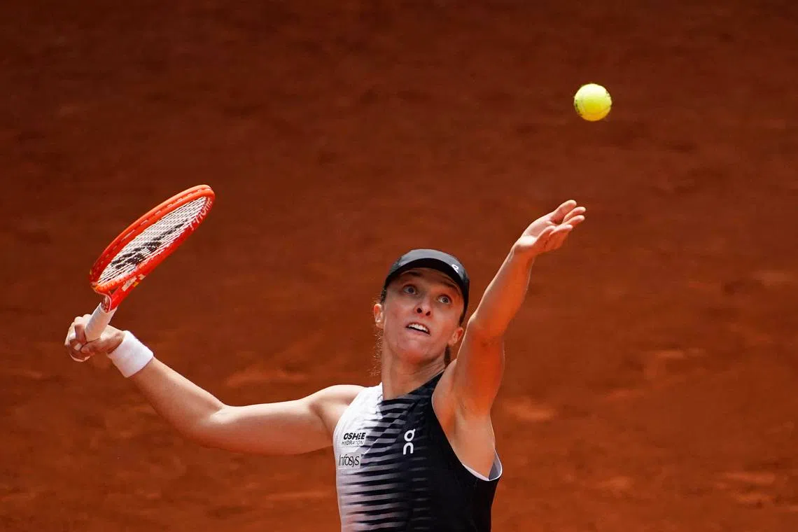 Tennis - Madrid Open - Park Manzanares, Madrid, Spain - April 25, 2026 Poland's Iga Swiatek in action during her round of 32 match against Ann Li of the U.S. REUTERS/Ana Beltran
