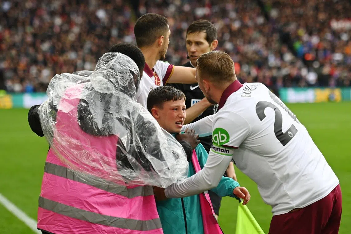 Soccer Football - Premier League - Crystal Palace v West Ham United - Selhurst Park, London, Britain - August 24, 2024  A ball kid with West Ham United's Jarrod Bowen after sustaining an injury after West Ham United's Tomas Soucek scores their first goal REUTERS/Jaimi Joy