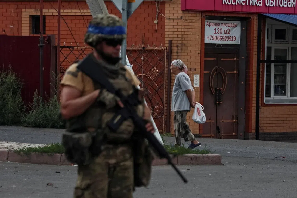 FILE PHOTO: A Ukrainian serviceman patrols an area in the controlled by Ukrainian army town of Sudzha, Kursk region, Russia August 16, 2024. REUTERS/Yan Dobronosov/File Photo