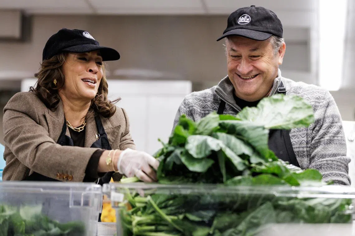 epa11745867 US Vice President Kamala Harris (L) and Second Gentleman Doug Emhoff volunteer at the DC Central Kitchen on Thanksgiving, in Washington, DC, USA, 28 November 2024.  EPA-EFE/SAMUEL CORUM / POOL