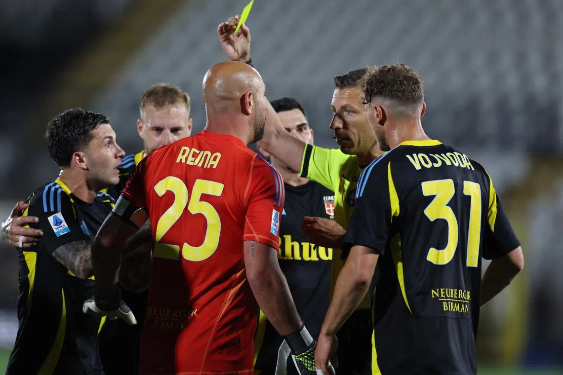 FILE PHOTO: Soccer Football - Serie A - Como v Inter Milan - Stadio Giuseppe Sinigaglia, Como, Italy - May 23, 2025 Como's Gabriel Strefezza is shown a yellow card by referee  Davide Massa after Como's Pepe Reina is sent off REUTERS/Claudia Greco/File Photo