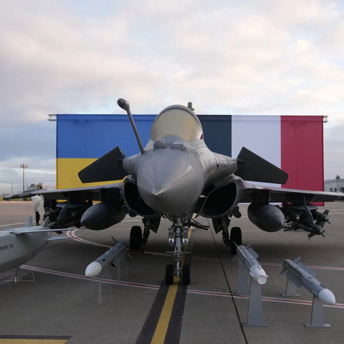 A Rafale jet fighter on the tarmac before the arrival of Ukrainian President Volodymyr Zelenskiy Monday, Nov. 17, 2025 at the Villacoublay air base near Paris.      Christophe Ena/Pool via REUTERS