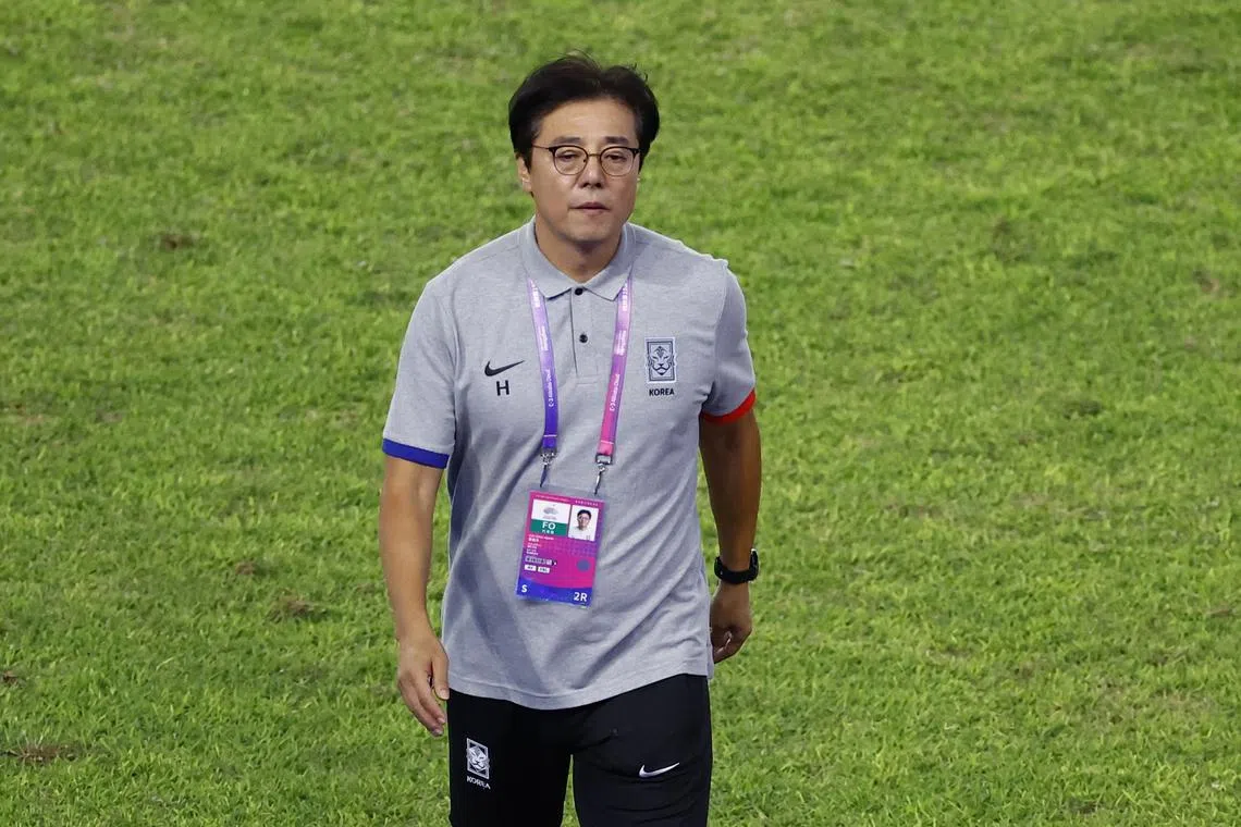 FILE PHOTO: Asian Games - Hangzhou 2022 - Soccer - China vs South Korea - Quarterfinal - Huanglong Sports Centre Stadium, Hangzhou, China - October 1, 2023 South Korea's head coach Hwang Sun-hong after the match REUTERS/Kim Kyung-Hoon/File Photo