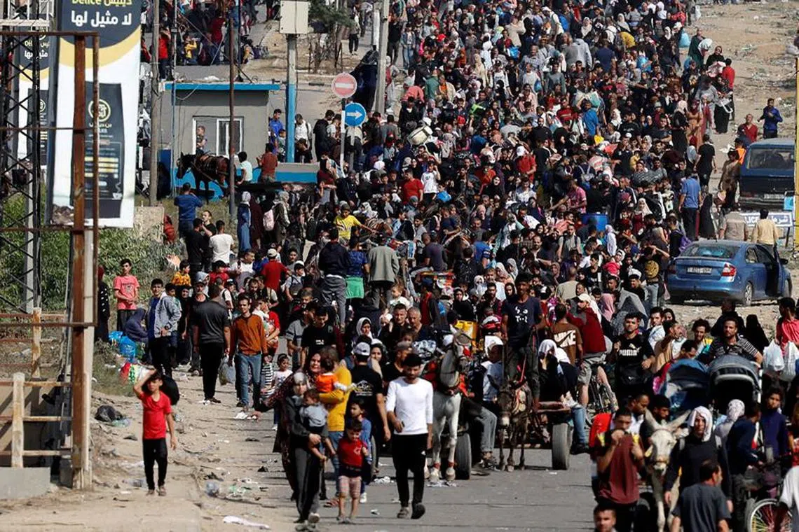 Palestinians fleeing north Gaza walk towards the south, amid the ongoing conflict between Israel and Palestinian Islamist group Hamas, in the central Gaza Strip, November 9, 2023. REUTERS/Mohammed Salem/File Photo