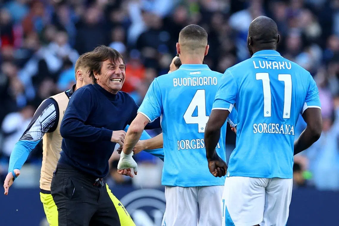 Soccer Football - Serie A - Napoli v Fiorentina - Stadio Diego Armando Maradona, Naples, Italy - March 9, 2025 Napoli's Giacomo Raspadori celebrates scoring their second goal along with coach Antonio Conte and teammates REUTERS/Ciro De Luca