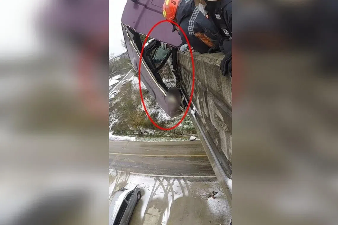 A South Korean emergency rescue worker saved a driver from a fall by holding onto him for 45 minutes.