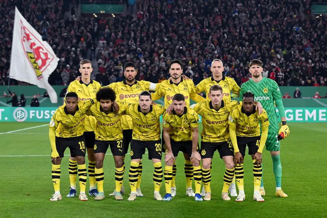 Soccer Football - DFB Cup - Round of 16 - VfB Stuttgart v Borussia Dortmund - MHPArena, Stuttgart, Germany - December 6, 2023 Borussia Dortmund players pose for a team group photo before the match REUTERS/Angelika Warmuth DFB REGULATIONS PROHIBIT ANY USE OF PHOTOGRAPHS AS IMAGE SEQUENCES AND/OR QUASI-VIDEO.