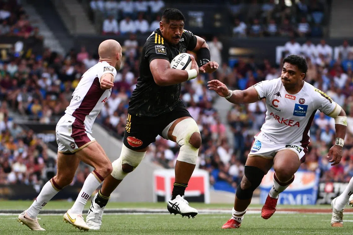 La Rochelle's New-Zealander second-row William Skelton runs with the ball during the French Top 14 semi-final rugby union match.