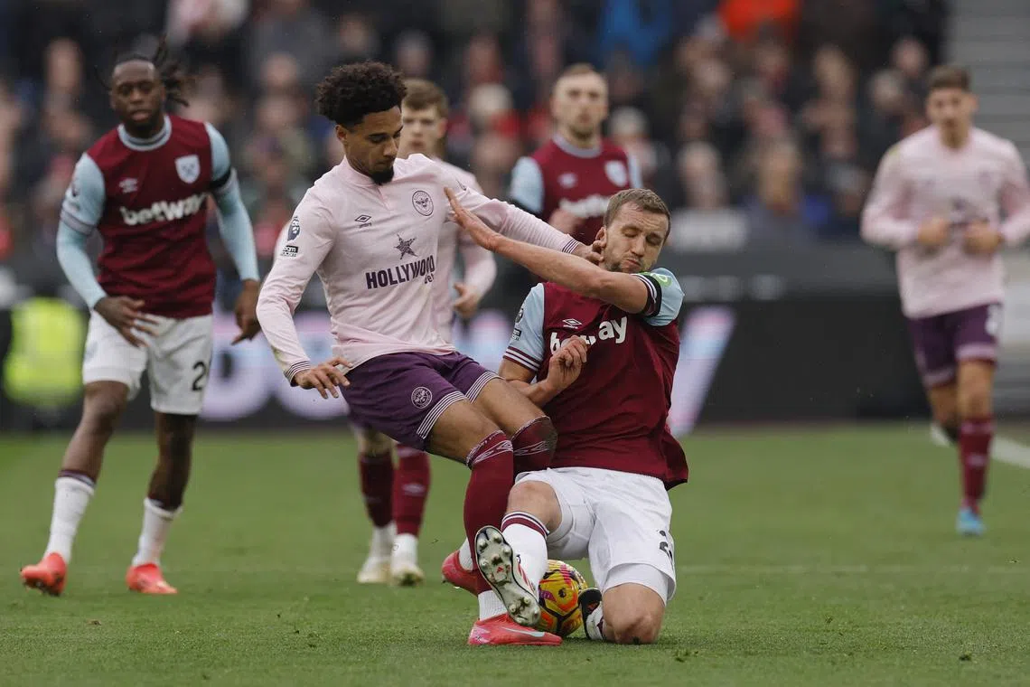 Soccer Football - Premier League - West Ham United v Brentford - London Stadium, London, Britain - February 15, 2025 West Ham United's Tomas Soucek in action with Brentford's Kevin Schade Action Images via Reuters/Andrew Couldridge