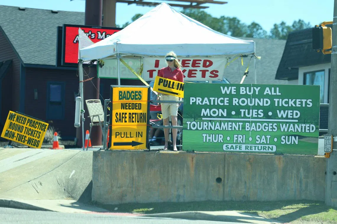 AUGUSTA, GEORGIA - APRIL 06: A general view of ticket sellers on Washington Road prior to the 2024 Masters Tournament at Augusta National Golf Club on April 06, 2024 in Augusta, Georgia.   Andrew Redington/Getty Images/AFP (Photo by Andrew Redington / GETTY IMAGES NORTH AMERICA / Getty Images via AFP)