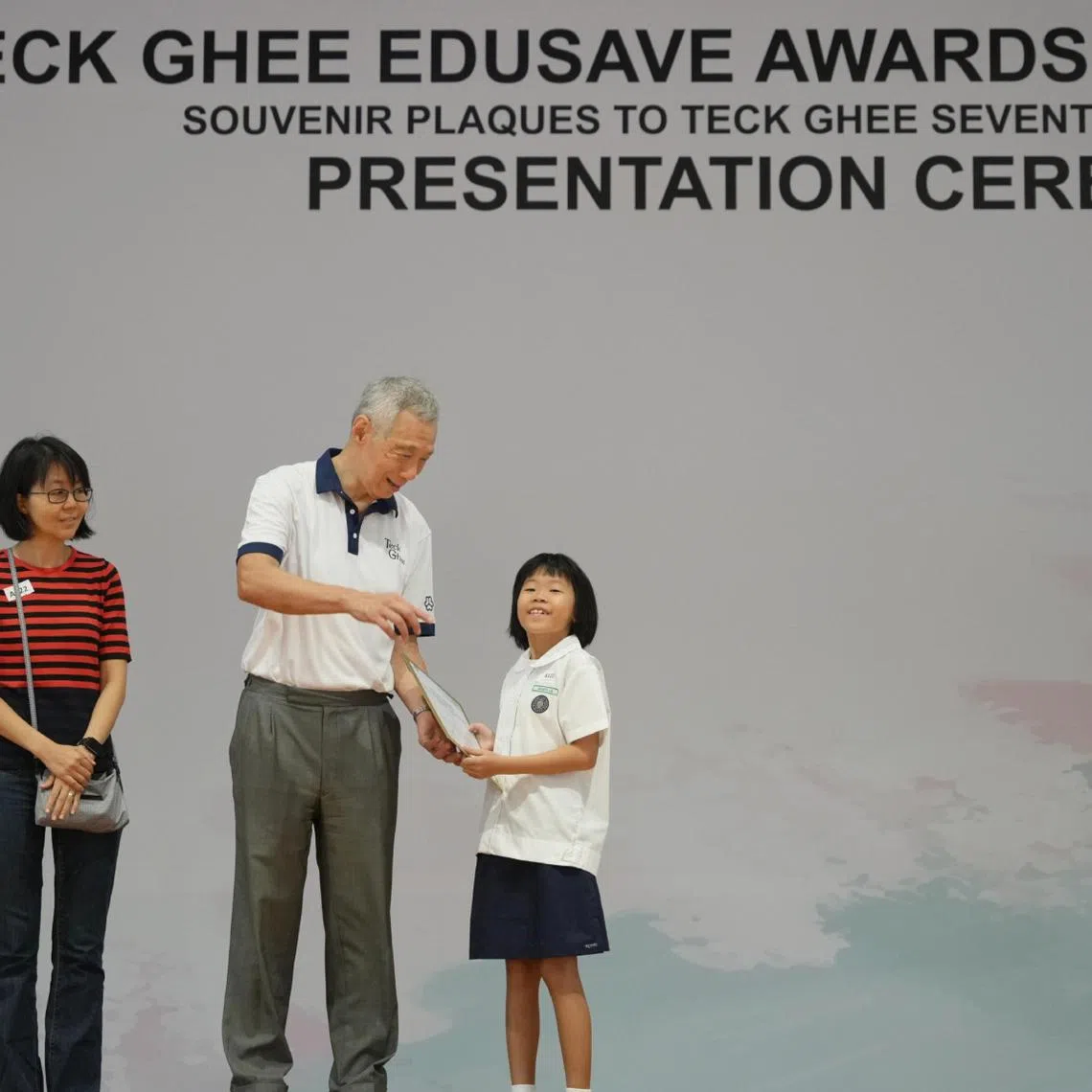 Senior Minister Lee Hsien Loong presenting Edusave awards at a ceremony at Teck Ghee Primary School, on Jan 18.