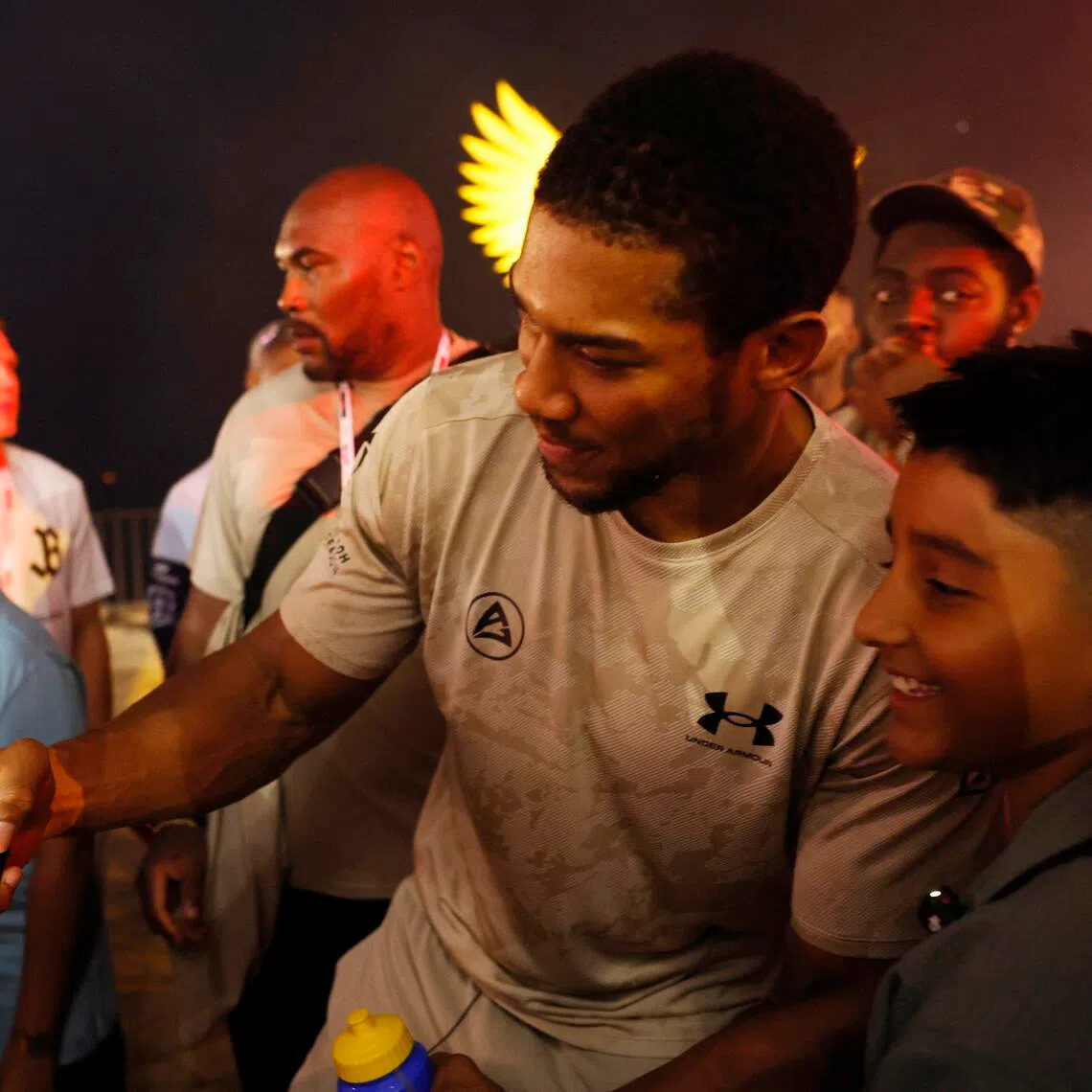 Boxing - The Comeback - Anthony Joshua and Kristian Prenga Press Conference - Jeddah Promenade, Jeddah, Saudi Arabia - July 23, 2026
Anthony Joshua takes a selfie with a fan during the press conference REUTERS/Ibraheem Abu Mustafa