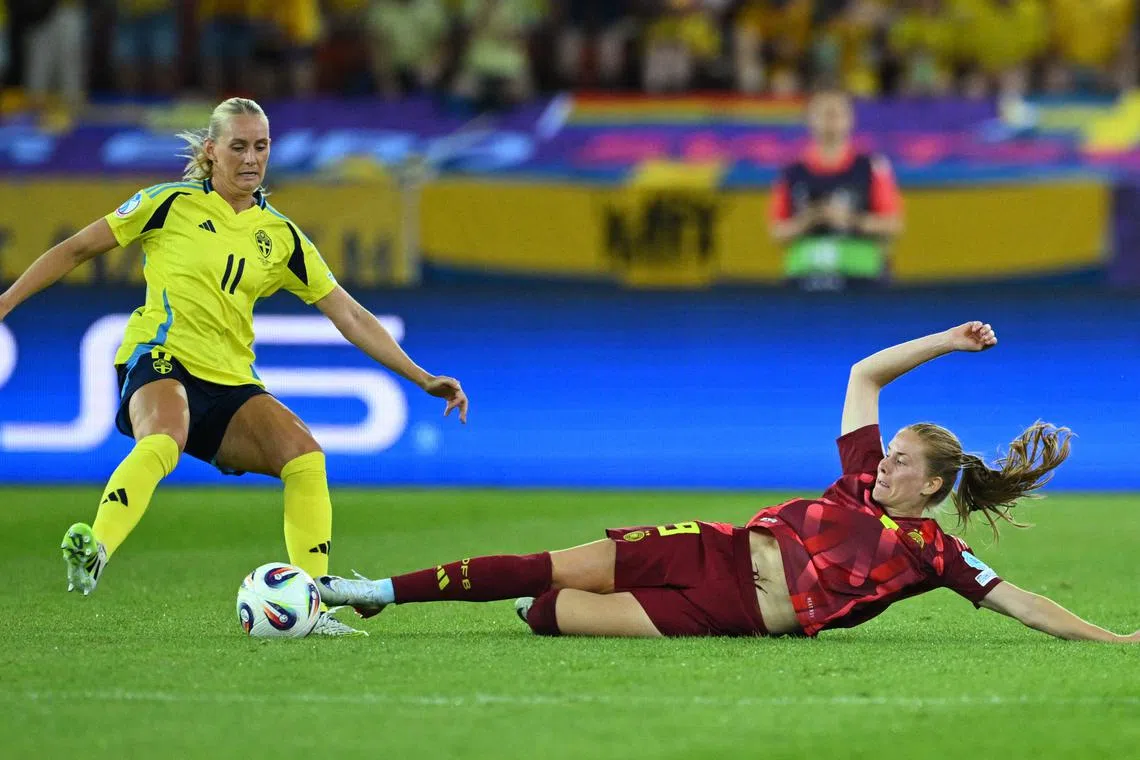 Soccer Football - UEFA Women's Euro 2025 - Group C - Sweden v Germany - Stadion Letzigrund, Zurich, Switzerland - July 12, 2025  Germany's Sjoeke Nusken in action with Sweden's Stina Blackstenius REUTERS/Annegret Hilse