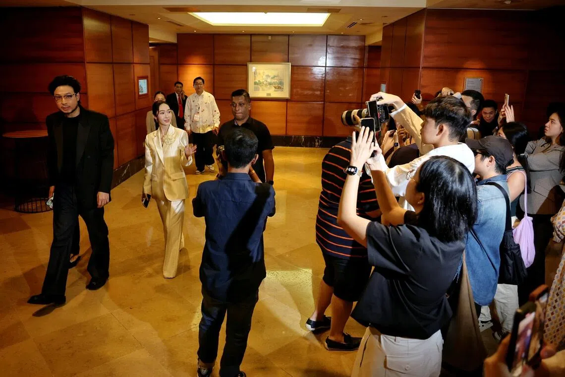 Jessica Jung waving at fans at The Fullerton Hotel.
