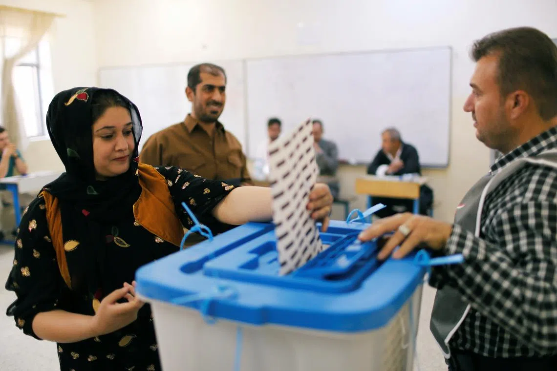 A Kurdish woman casts her vote at a polling station, during parliamentary elections in the semi-autonomous region in Erbil, Iraq September 30, 2018. REUTERS/Thaier Al-Sudani