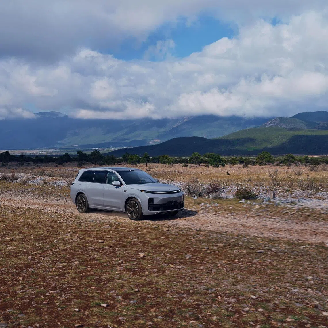The Li L9 has a small generator to charge the batteries, enabling the extended range EV to travel 1,370km before it needs to be plugged into a wall charger.