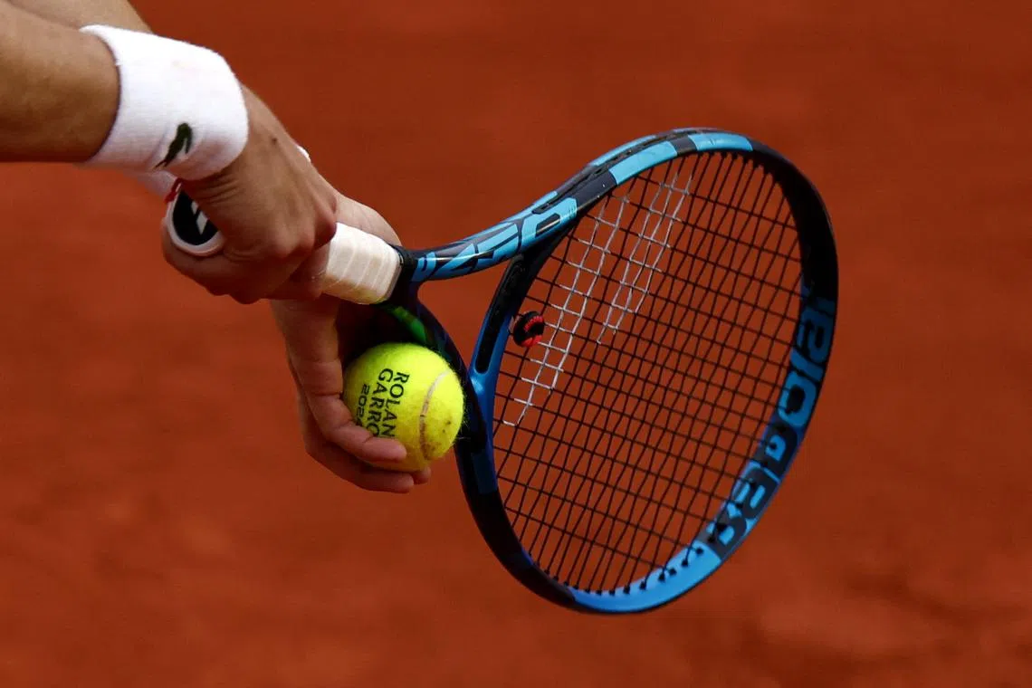 Tennis - French Open - Roland Garros, Paris, France - May 28, 2024  France's Arthur Cazaux in action during his first round match against Argentina's Tomas Martin Etcheverry REUTERS/Gonzalo Fuentes