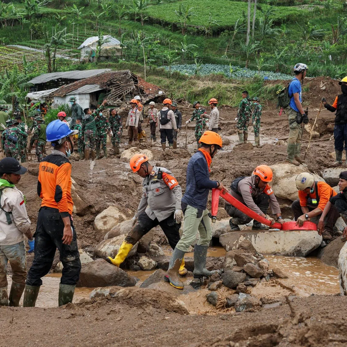 Indonesian rescue members search for victims at the site of a landslide following heavy rains in Pasir Langu village, West Bandung regency, West Java province, Indonesia, January 27, 2026. REUTERS/Ajeng Dinar Ulfiana