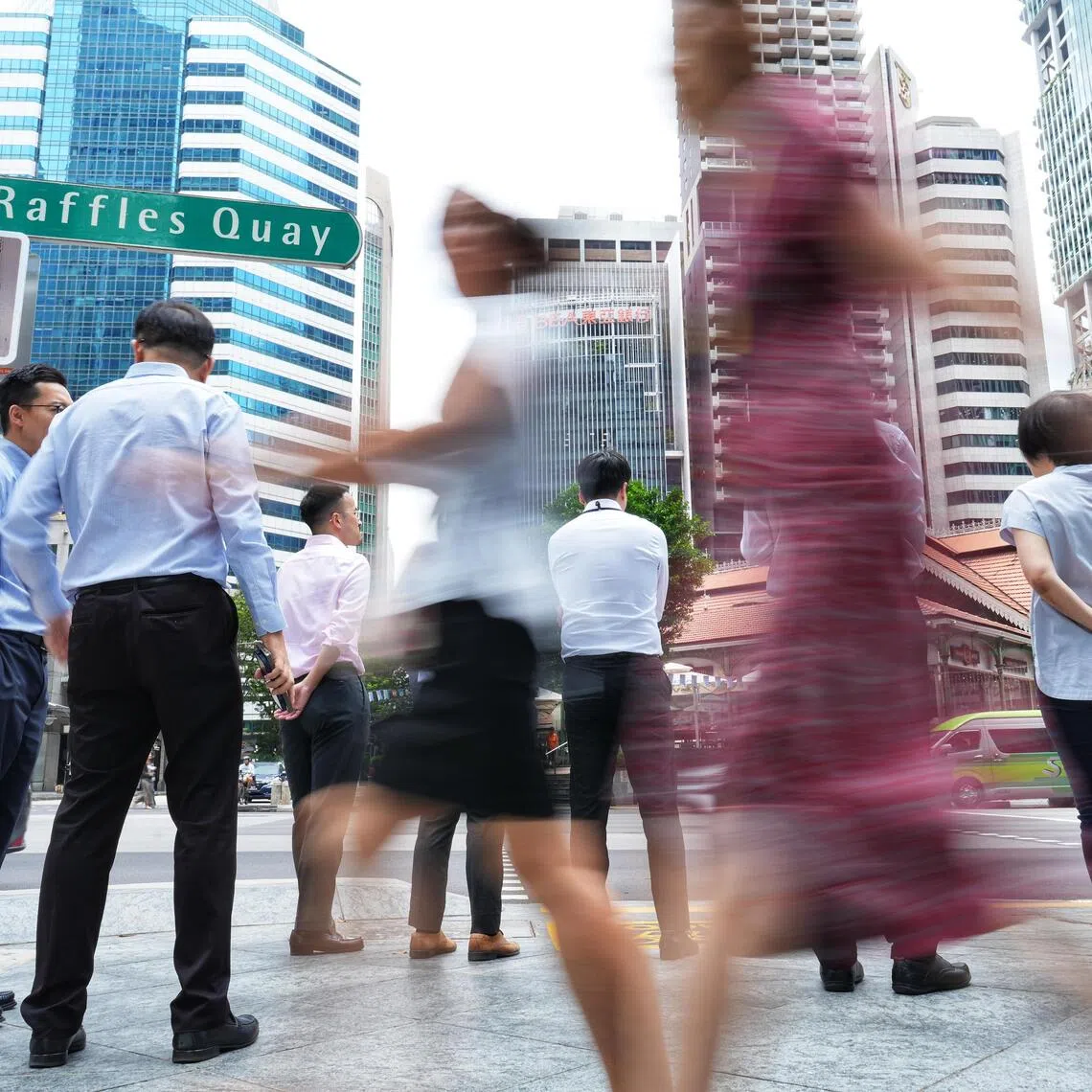 CMG20250922-HoKJ01Generic shots of white collar workers around CBD for 施政方针辩论 or general stories on economy, finance, jobs, workers, income, salary, tax, employment, inflation, workforce, white collar, wage, singapore , 经济，员工，薪水，市区, 中央商业区内 人潮、上班族 Reemploying jobseekers in Singapore can involve participating in the SkillsFuture Jobseeker Support (JS) Scheme or the Career Conversion Programmes (CCPs), both supported by Workforce Singapore (WSG).