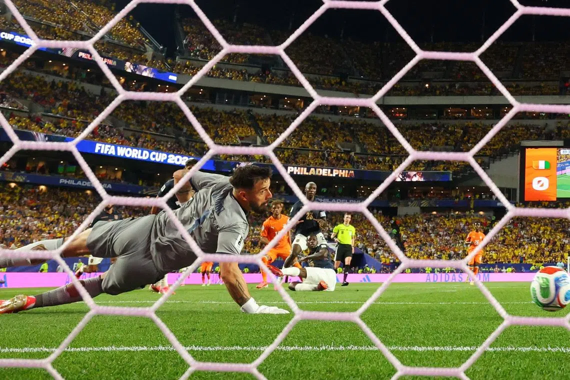 Soccer Football - FIFA World Cup 2026 - Group E - Ivory Coast v Ecuador - Philadelphia Stadium, Philadelphia, Pennsylvania, U.S. - June 14, 2026 Ivory Coast's Amad Diallo scores their first goal past Ecuador's Hernan Galindez REUTERS/Mike Segar