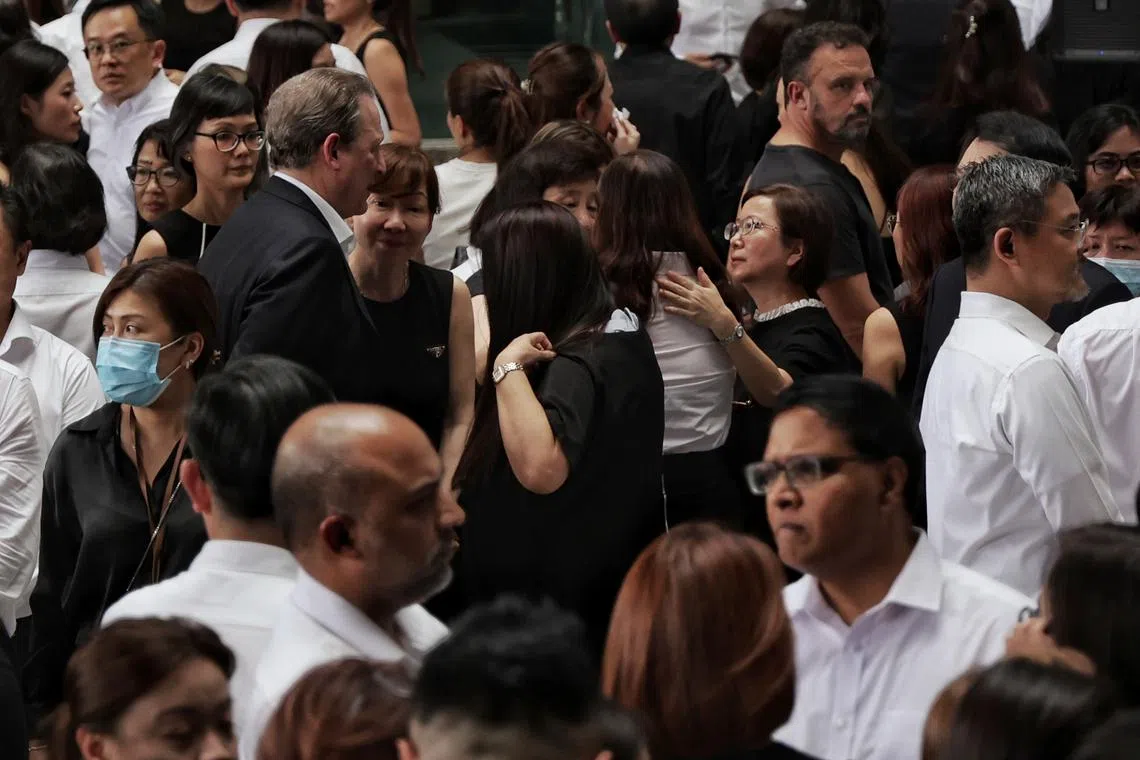UOB employees turning up to pay their final respects to the late Dr Wee Cho Yaw at UOB Plaza Atrium on Feb 7, 2024. 