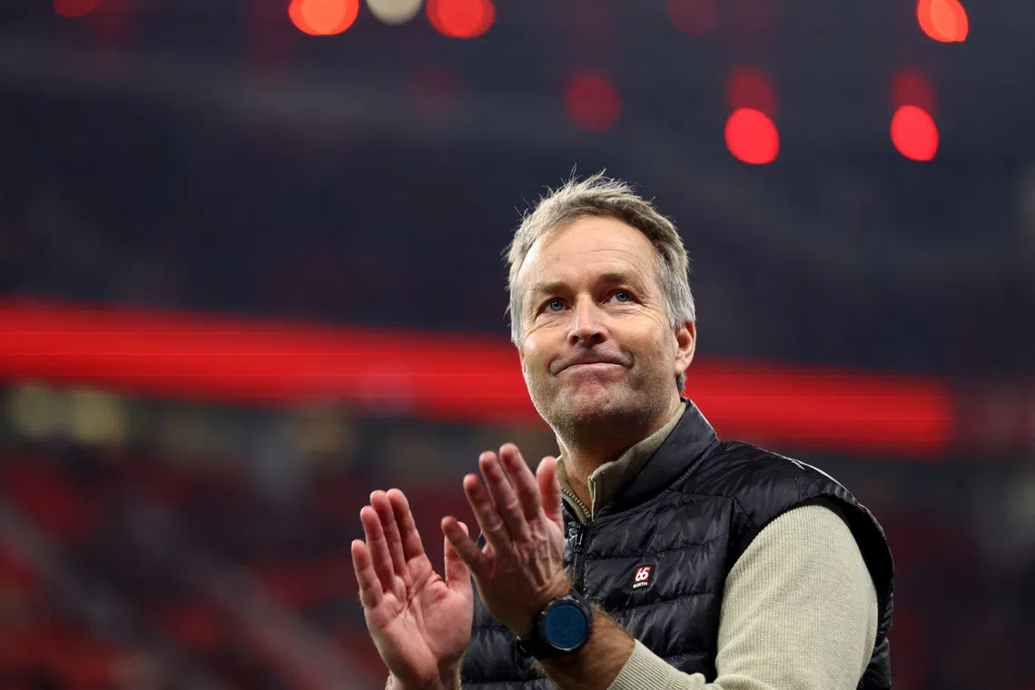 Soccer Football - Bundesliga - Bayer Leverkusen v FC Cologne - BayArena, Leverkusen, Germany - December 13, 2025 Bayer Leverkusen coach Kasper Hjulmand applauds fans before the match REUTERS/Thilo Schmuelgen