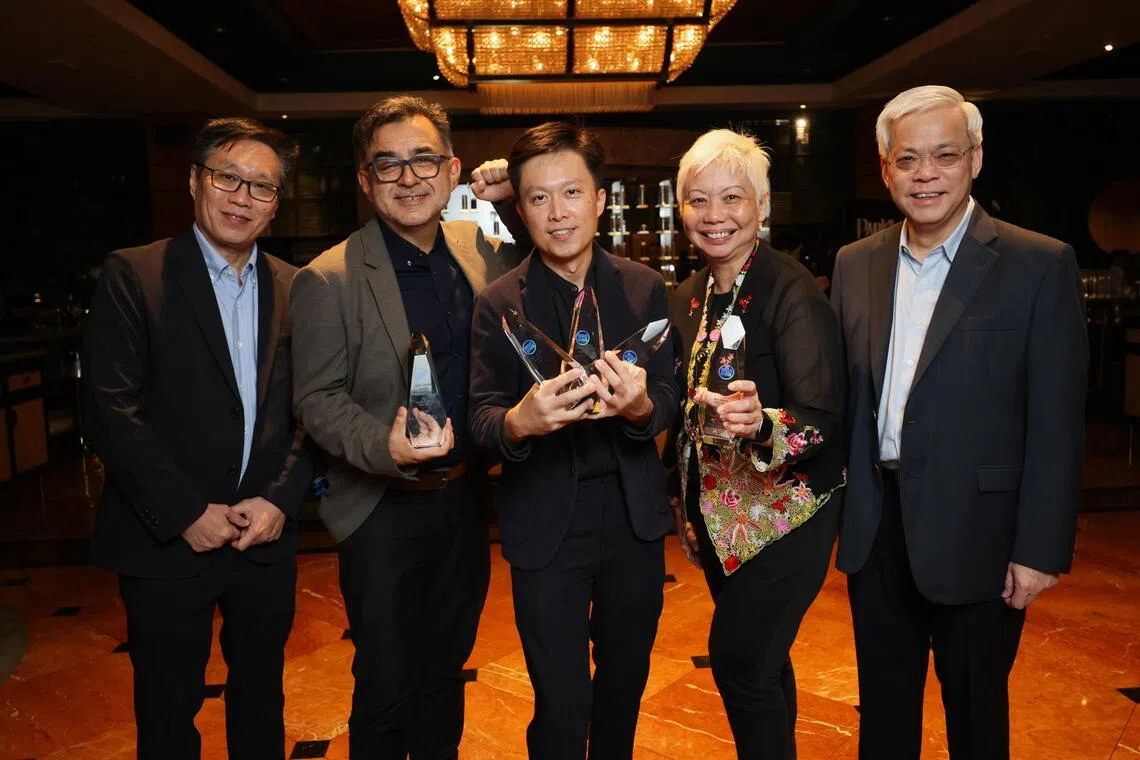 (From left): English, Malay and Tamil Media Group Editor-in-chief Wong Wei Kong, Straits Times correspondent Judith Tan, receiving the award for Best Health News Story; Straits Times executive photojournalist Ong Wee Jin, Straits Times deputy interactive graphics ediotr Marcelo Duhalde and SPH Media chief executive Chan Yeng Kit.