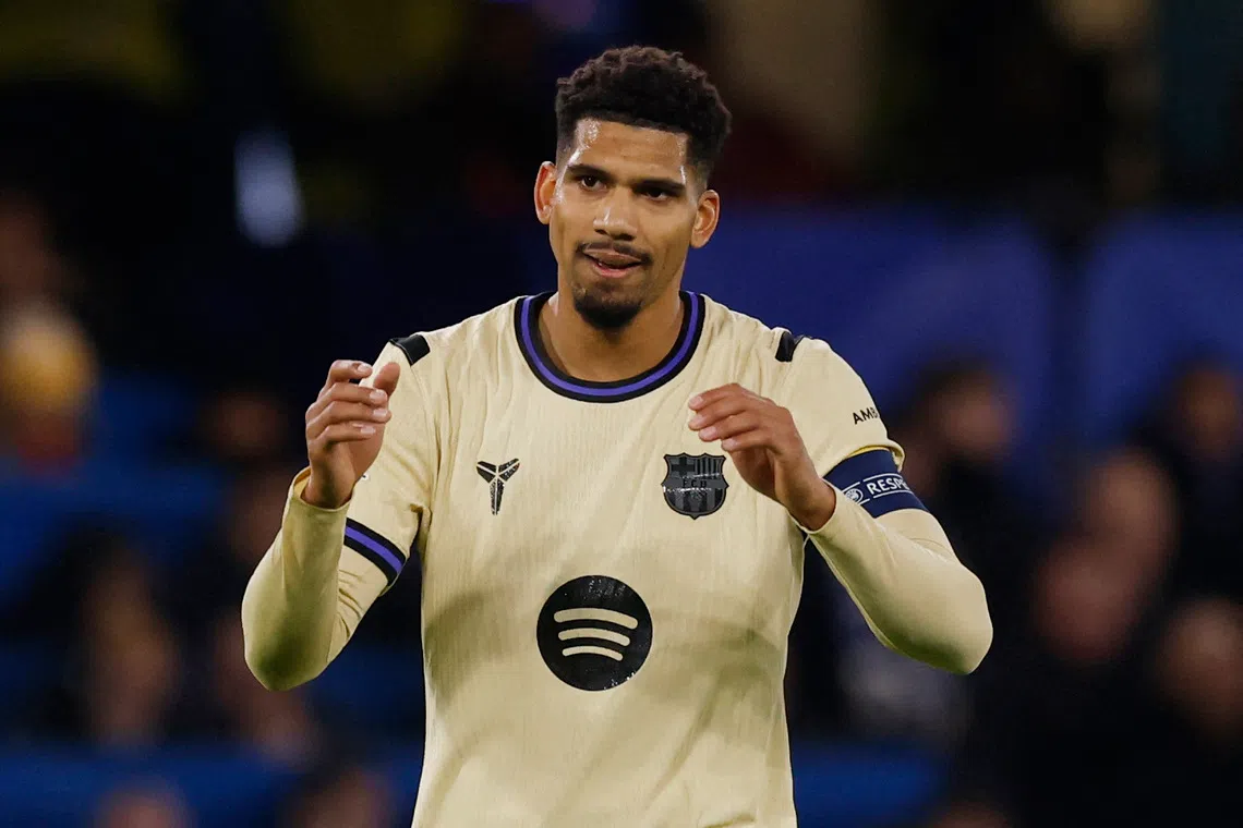 Soccer Football - UEFA Champions League - Chelsea v FC Barcelona - Stamford Bridge, London, Britain - November 25, 2025 FC Barcelona's Ronald Araujo reacts after being shown a yellow card Action Images via Reuters/Andrew Couldridge