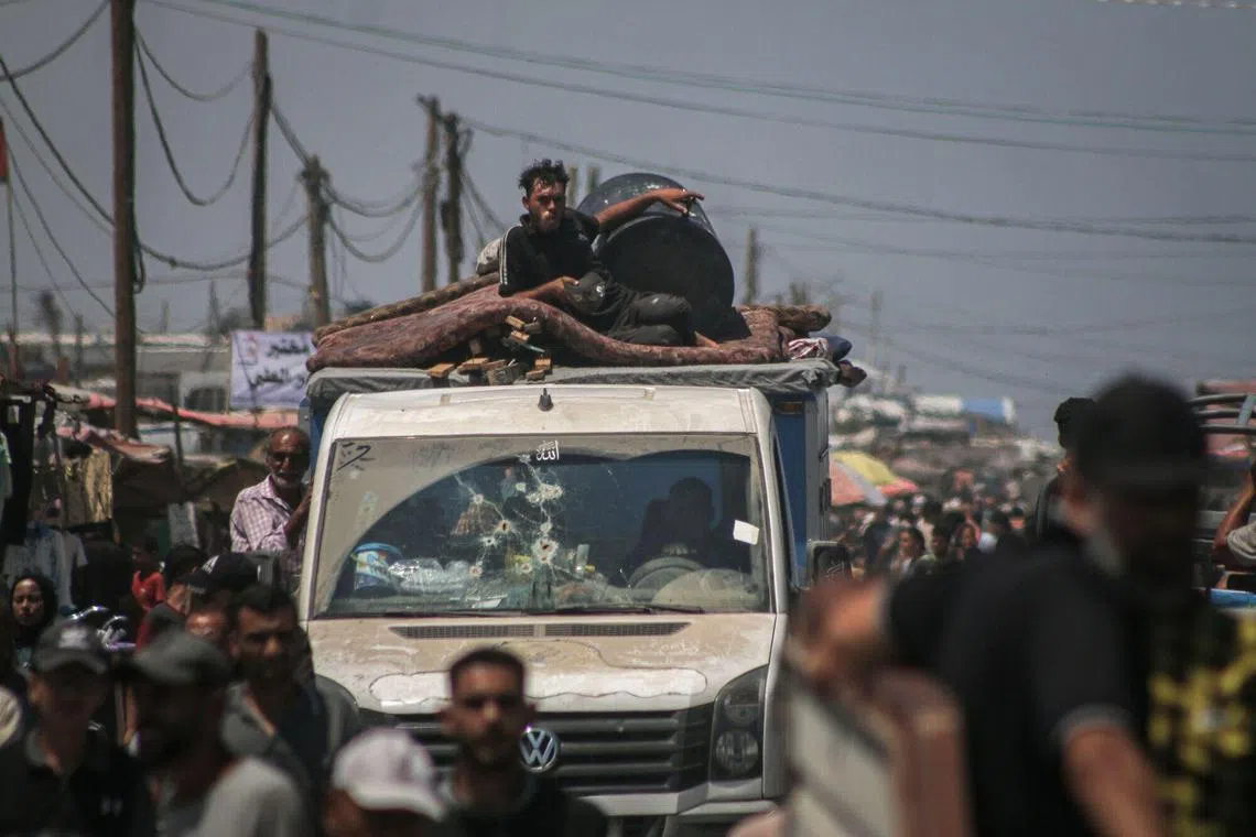 Thousands of displaced people from the Shakoush neighbourhood‮‬ of Rafah are heading northward to the nearby Khan Younis.