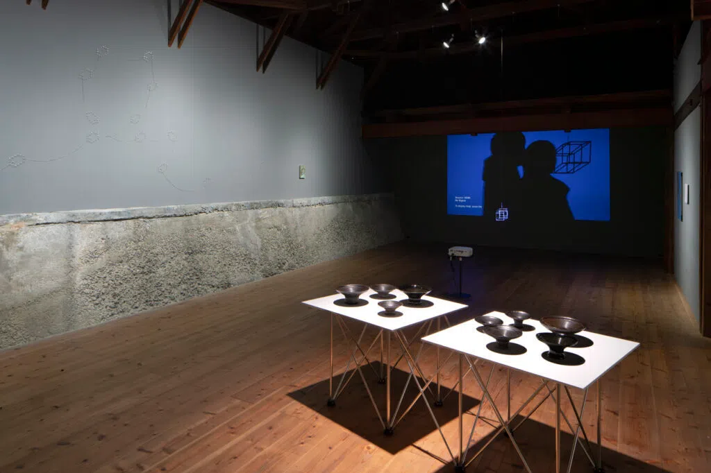 Mujin-to Production is a gallery housed in a former cardboard factory built in 1948, and much of its existing beams and concrete are from the original structure. 