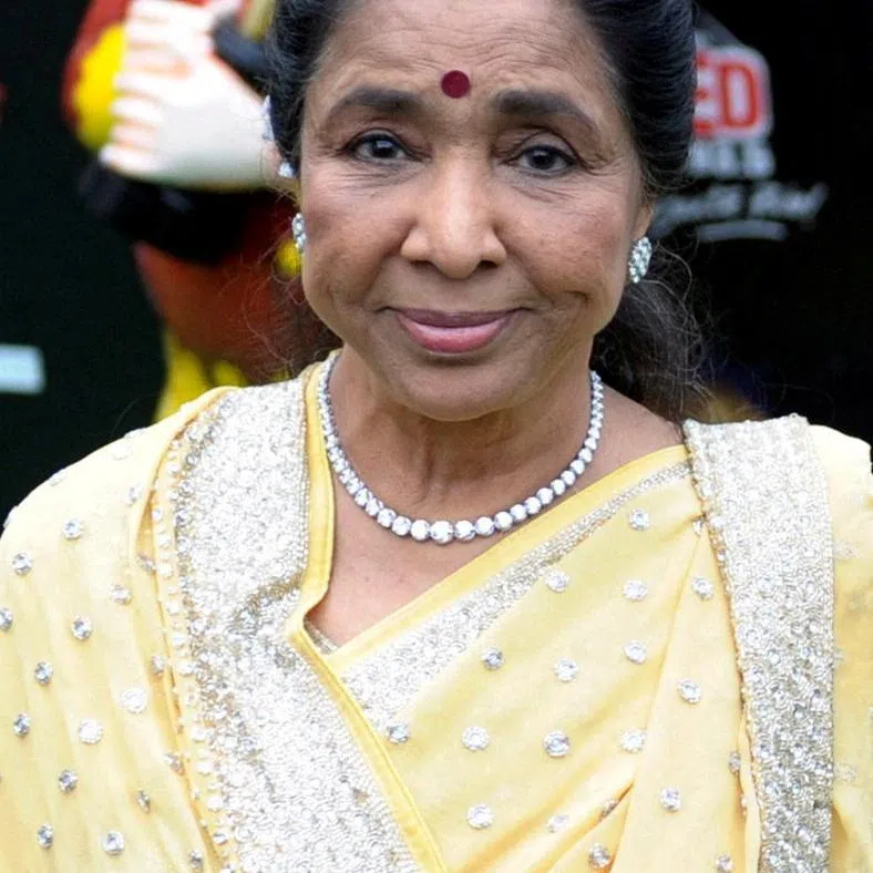 FILE PHOTO: Singer Asha Bhosle arrives on the green carpet before the International Indian Film Academy (IIFA) awards in Toronto June 25, 2011. REUTERS/Mike Cassese/File Photo
