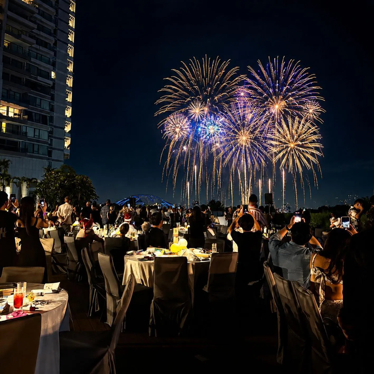 Parkroyal on Beach Road’s location grants it stunning unobstructed views of the fireworks from its poolside deck on the fourth level.