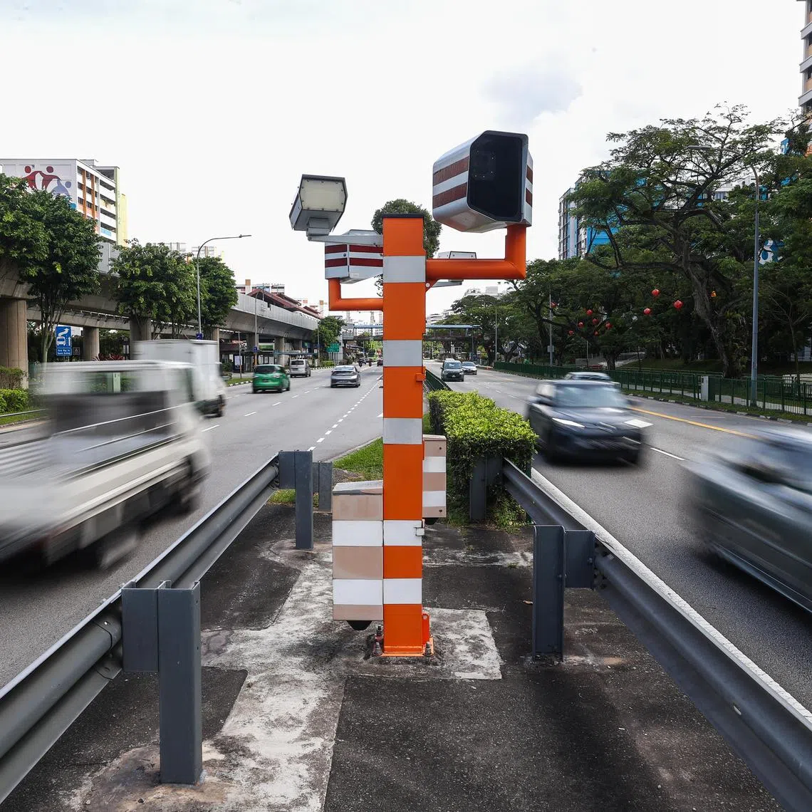 CMG20250221-PekYL01白艳琳/郑智浩/经营照片：主文：speeding offences／副文：Motorcyclists and pillion riders [along Yishun Ave 2] Generics of fixed speed camera along the road on Feb 21, 2025.
