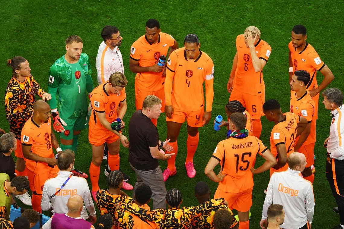 Soccer Football - FIFA World Cup 2026 - Group F - Netherlands v Japan - Dallas Stadium, Arlington, Texas, U.S. - June 14, 2026 Netherlands coach Ronald Koeman speaks to his players during the first half hydration break REUTERS/Kai Pfaffenbach
