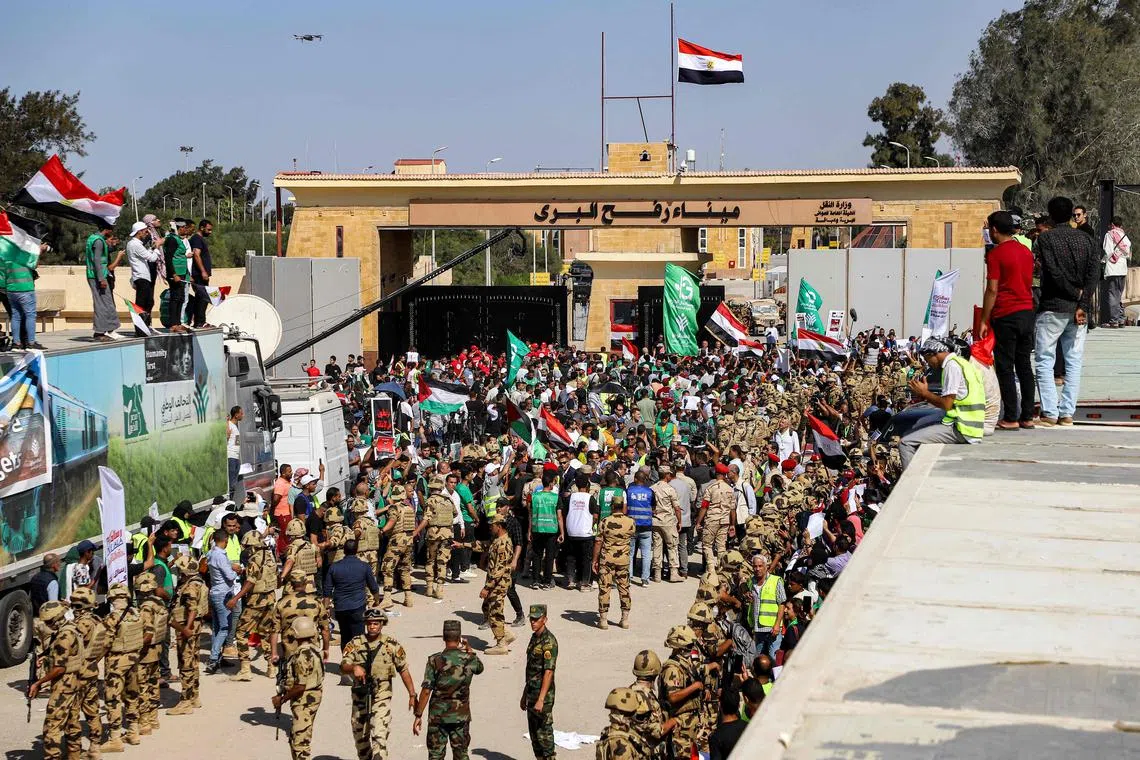 Egyptian army special forces soldiers deployed near the gate of the Egyptian side of the Rafah border crossing with the Gaza Strip, on Oct 20, 2023.