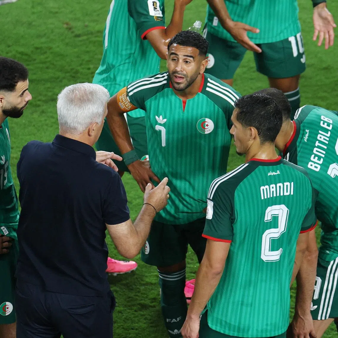 Soccer Football - FIFA World Cup 2026 - Group J - Argentina v Algeria - Kansas City Stadium, Kansas City, Missouri, U.S. - June 16, 2026 Algeria coach Vladimir Petkovic gives instructions to Rayan Ait Nouri, Riyad Mahrez, Aissa Mandi and Nabil Bentaleb during a hydration break REUTERS/Siphiwe Sibeko