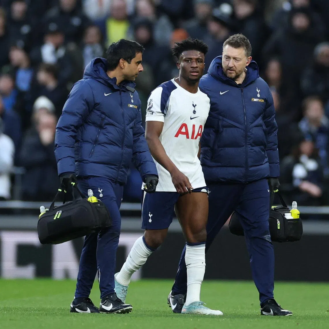 Soccer Football - Premier League - Tottenham Hotspur v Sunderland - Tottenham Hotspur Stadium, London, Britain - January 4, 2026 Tottenham Hotspur's Mohammed Kudus walks off the pitch to be substituted after sustaining an injury REUTERS/Ian Walton EDITORIAL USE ONLY. NO USE WITH UNAUTHORIZED AUDIO, VIDEO, DATA, FIXTURE LISTS, CLUB/LEAGUE LOGOS OR 'LIVE' SERVICES. ONLINE IN-MATCH USE LIMITED TO 120 IMAGES, NO VIDEO EMULATION. NO USE IN BETTING, GAMES OR SINGLE CLUB/LEAGUE/PLAYER PUBLICATIONS. PLEASE CONTACT YOUR ACCOUNT REPRESENTATIVE FOR FURTHER DETAILS..