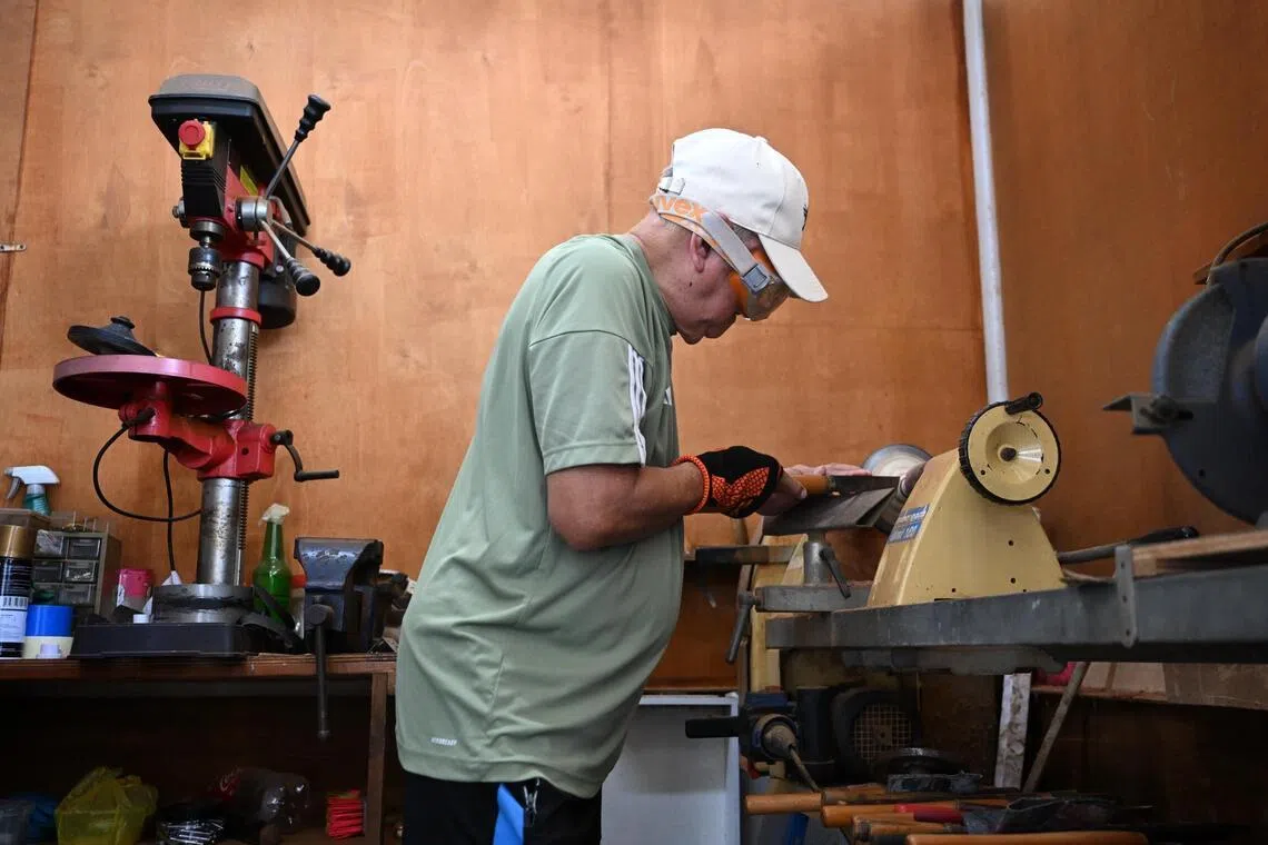 Г-н Ко Най Тиам работает над газификацией в небольшой мастерской на территории Kolam Ayer Gasing & Games Court 5 января.