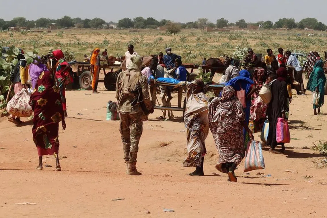 FILE PHOTO: Families escaping Ardamata in West Darfur cross into Adre, Chad, after a wave of ethnic violence, November 7, 2023. Survivors recounted executions and looting in Ardamata, which they said were carried out by RSF and allied Arab militias. REUTERS/El Tayeb Siddig/File Photo