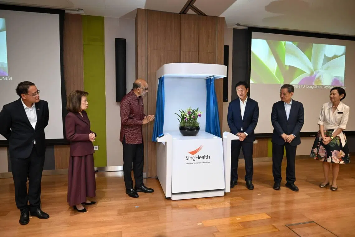 (From left) Prof Ng Wai Hoe, Group Chief Executive Officer, SingHealth; Ms Mavis Khoo, Trustee of the Estate of Khoo Teck Puat; President Tharman Shanmugaratnam;  Minister for Health Ong Ye Kung; Mr Cheng Wai Keung, Chairman, SingHealth and Prof Ivy Ng, Chair, SingHealth Fund during the presentation of a token of appreciation to the Estate of Khoo Teck Puat on Jan 13.