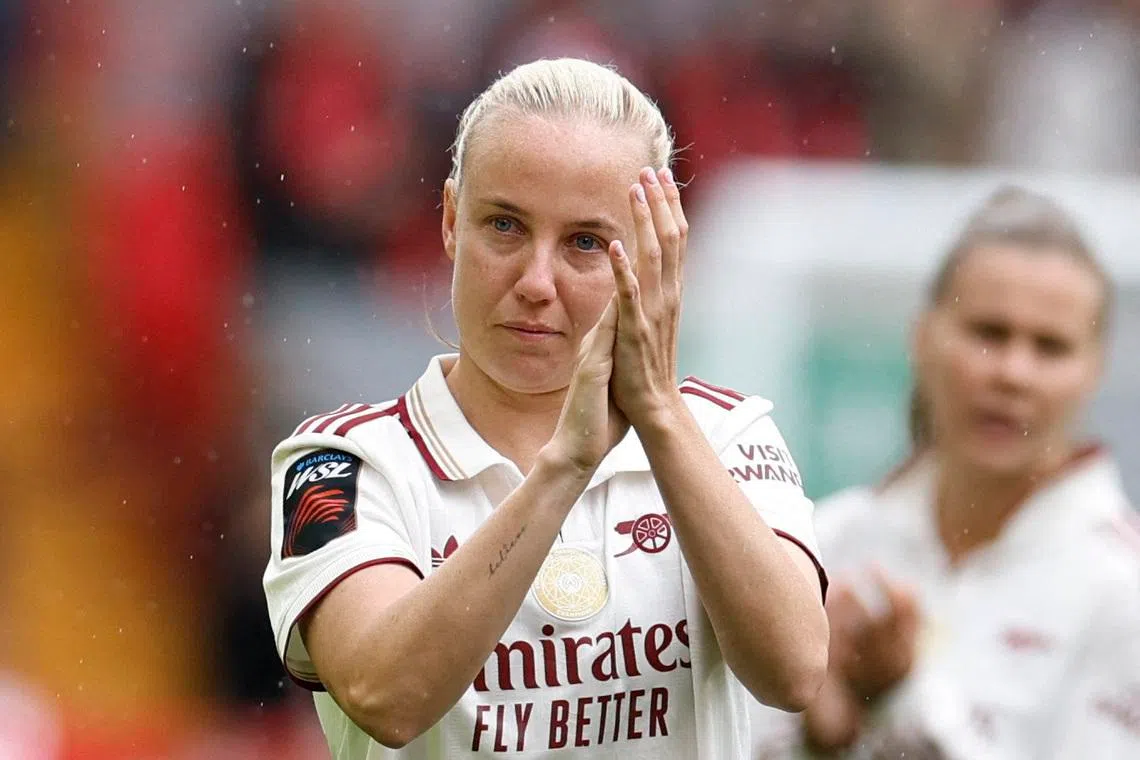Soccer Football - Women's Super League - Liverpool v Arsenal - Anfield, Liverpool, Britain - May 16, 2026 Arsenal's Beth Mead applauds fans after playing her last match ahead of her departure Action Images via Reuters/Jason Cairnduff