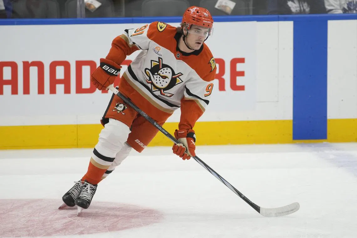 FILE PHOTO: Dec 12, 2024; Toronto, Ontario, CAN; Anaheim Ducks forward Leo Carlsson (91) skates during warmup before a game against the Toronto Maple Leafs at Scotiabank Arena. Mandatory Credit: John E. Sokolowski-Imagn Images/File Photo