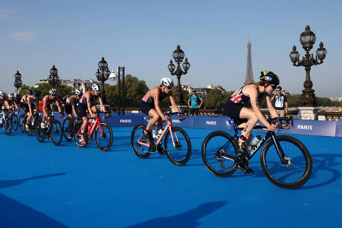 FILE PHOTO: Olympics - Paris 2024 holds triathlon test event for the Olympics - Paris, France - August 17, 2023 Britain's Kate Waugh in action with athletes as they compete in the elite women triathlon test event REUTERS/Stephanie Lecocq/File Photo