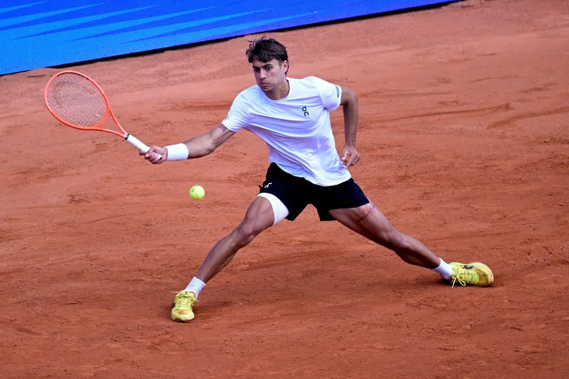 Tennis - Hamburg European Open - Am Rothenbaum, Hamburg, Germany - May 23, 2025 Italy's Flavio Cobolli in action during his semi final match against Argentina's Tomas Martin Etcheverry REUTERS/Fabian Bimmer