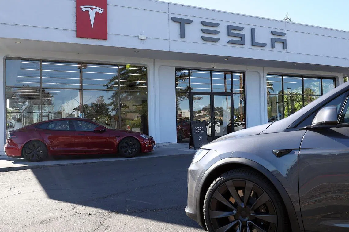 CORTE MADERA, CALIFORNIA - OCTOBER 18: Brand new Tesla cars sit parked at a Tesla dealership on October 18, 2023 in Corte Madera, California. Electric car maker Tesla will report third-quarter earnings today after the closing bell.   Justin Sullivan/Getty Images/AFP (Photo by JUSTIN SULLIVAN / GETTY IMAGES NORTH AMERICA / Getty Images via AFP)