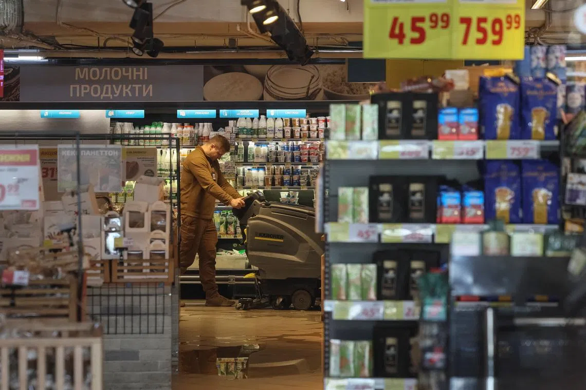 وطن نيوز – تم إيقاف ضابطين عن العمل في أوكرانيا بسبب مزاعم عن فرارهما من إطلاق النار في كييف