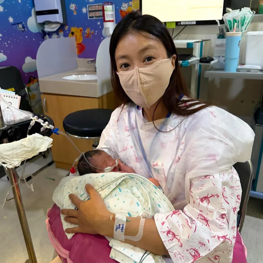 Lee Si-young also has a seven-year-old son named Jung-yoon, whom she shares with her former husband, restaurant entrepreneur Cho Seong-hyun.