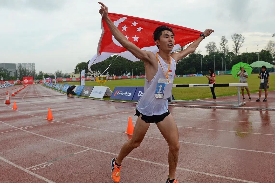 Singapore's Soh Rui Yong goes for a victory lap with the Singapore flag after winning  his first SEA Games gold in the  Men's Marathon on 7 June 2015. [SEA Games 2015]