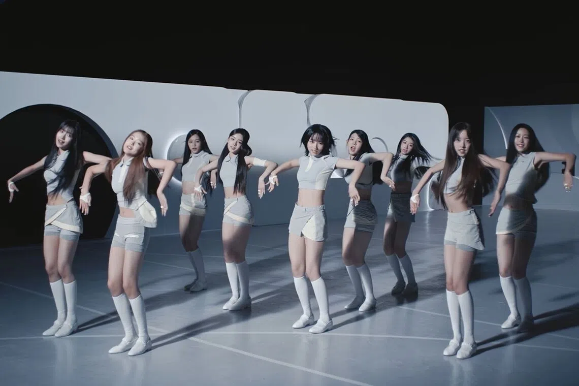 A2O Lite topped Melon’s Top 100 chart just 29 hours after releasing its debut single Neon.