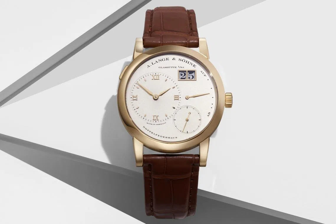 An important piece on display is the Lange 1 Luminous in white gold, boasting a black
dial with luminous markers.